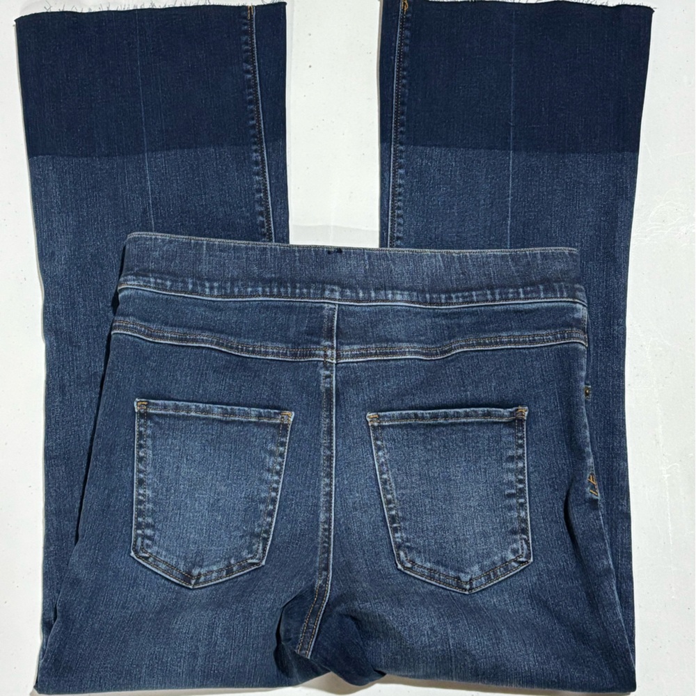 SPANX Cropped Flare Jeans, Two Tone Denim, Medium - Picture 6 of 7